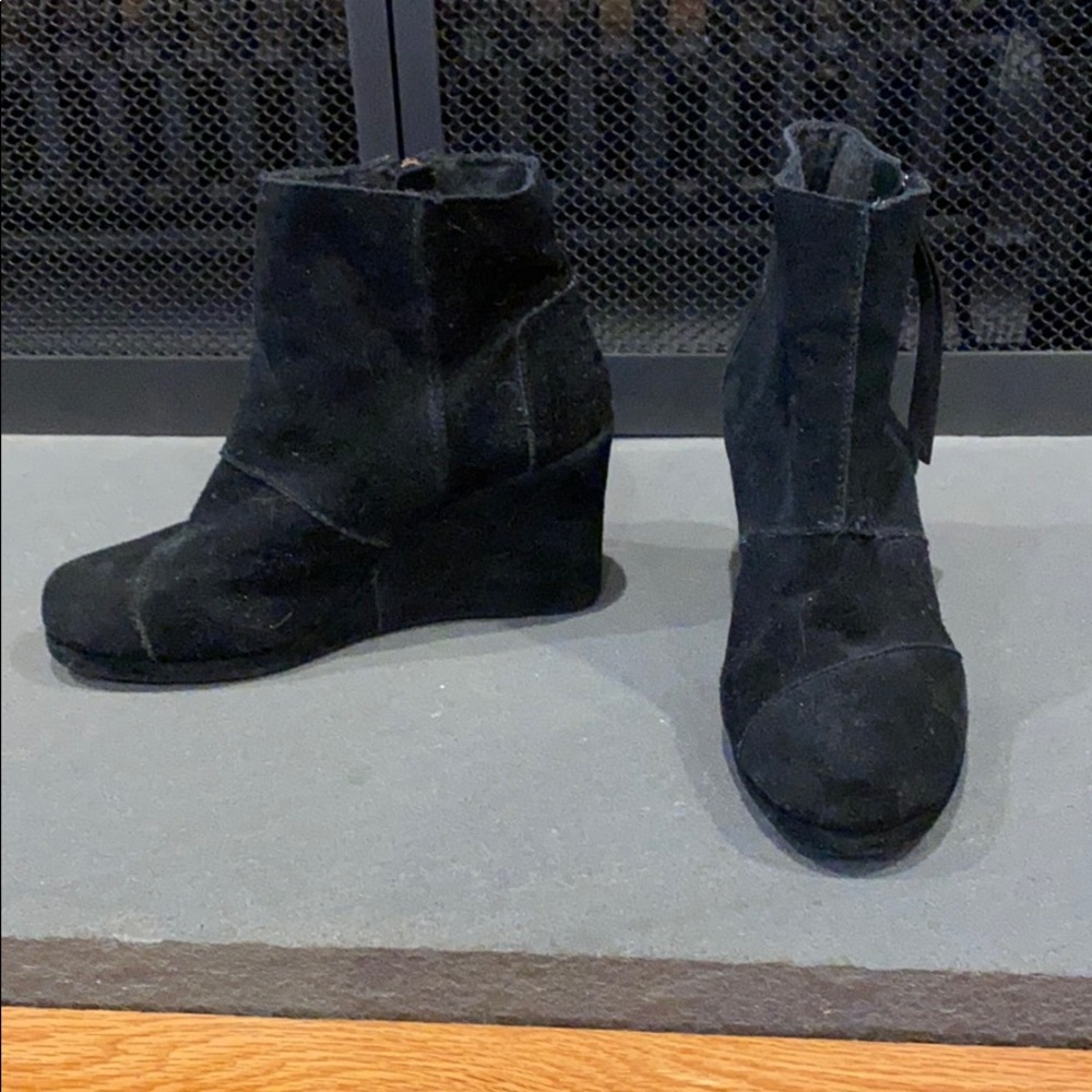 Comfiest Tom’s Suede Wedges